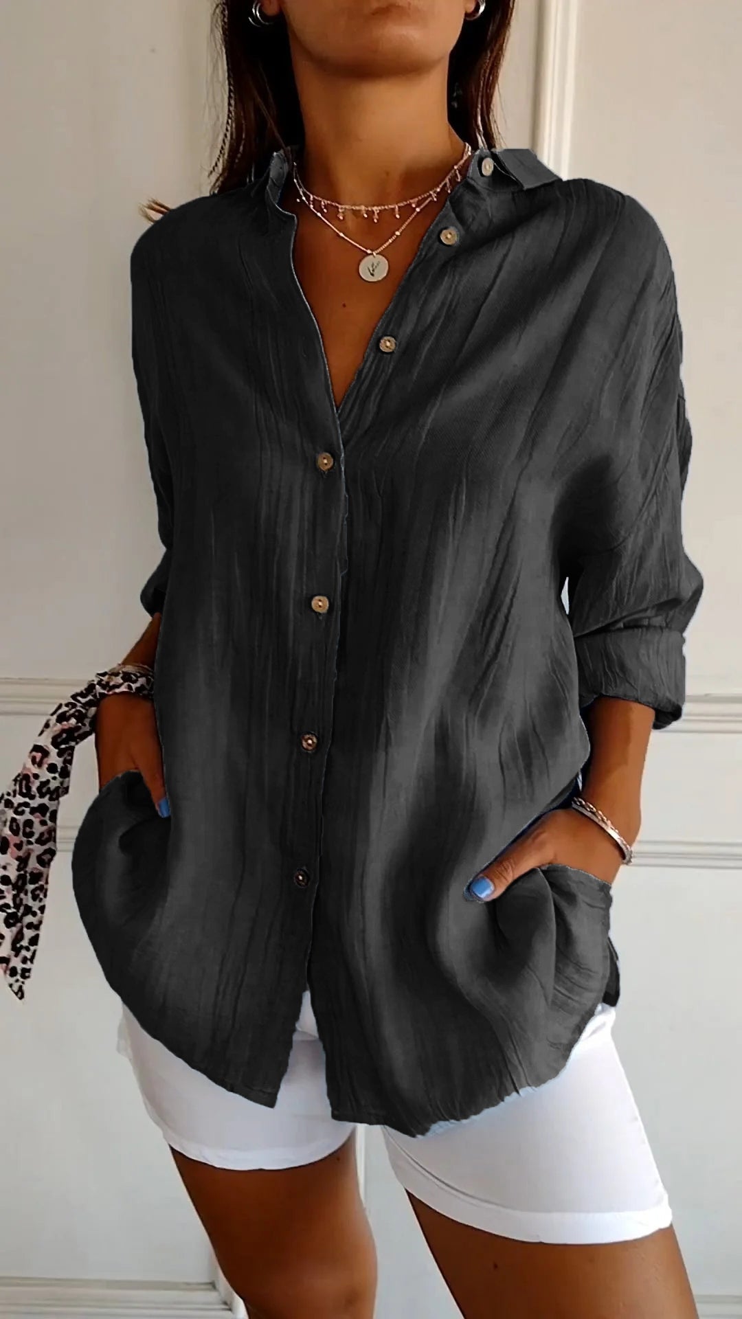 Comfortabel dames overhemd met elegante plooien, toont de soepele stof en pasvorm.