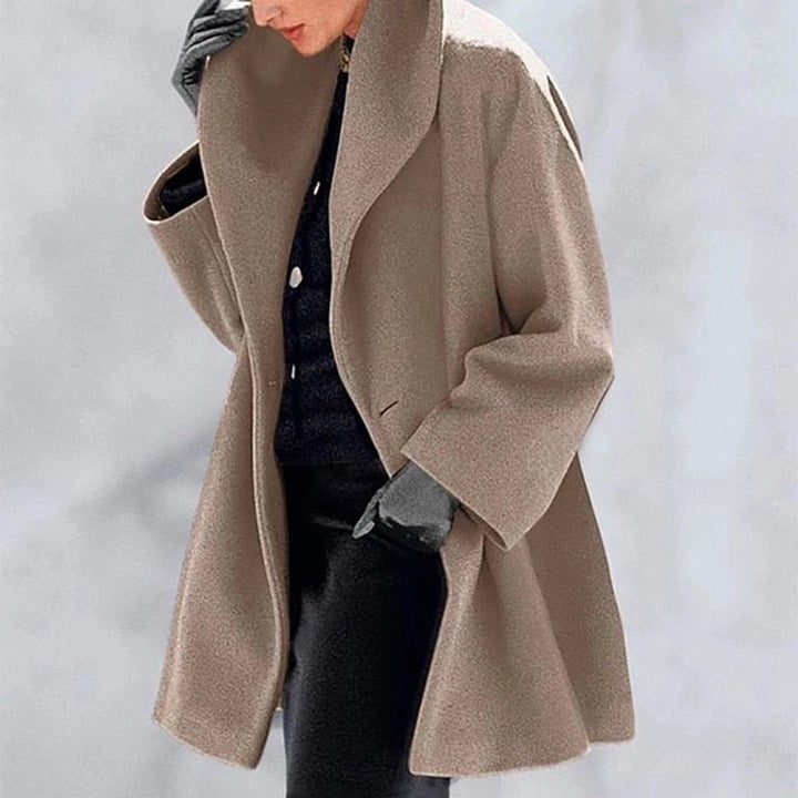 Modieuze dames winterjas Mila van wol met stijlvolle brede kraag. Essentieel kledingstuk voor de wintergarderobe.
