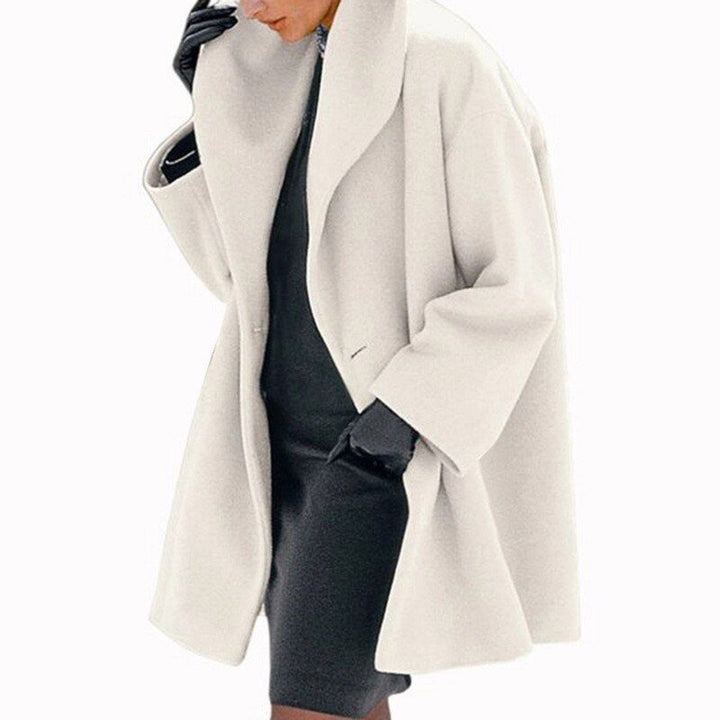 Warme wollen damesjas met comfortabele brede kraag. Ideaal voor koude winterdagen, combineert comfort en stijl.