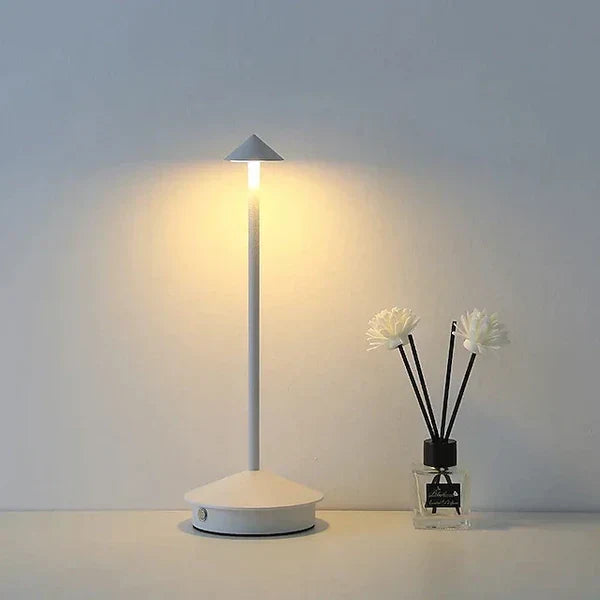 Minimalistische design sfeerlamp van aluminium, LED verlichting, ideaal als slaapkamerlamp of woonkamer decoratie.