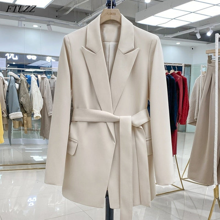 Stijlvolle beige dames blazer met lange mouwen, perfect voor zakelijk of casual chic. Veelzijdige mode bovenkleding.