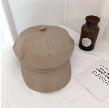 Moderne damesbaret van leer, geeft elke outfit een klassieke en stijlvolle touch.