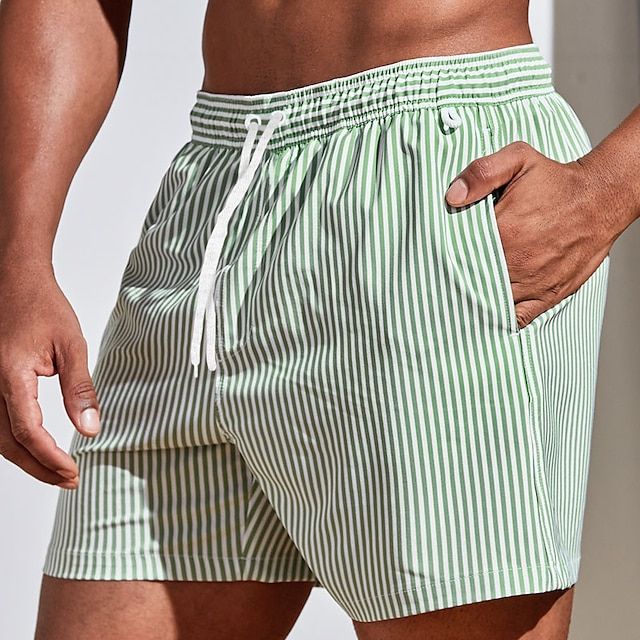 Blauw-wit gestreepte heren boardshorts, perfecte zwemkleding voor een zonnige zomervakantie.