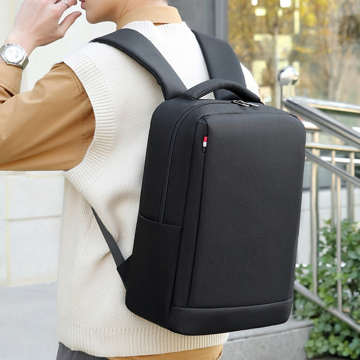 Blauwe laptoprugzak, perfect voor reizen en zakelijk gebruik. Biedt organisatie voor je laptop en accessoires.