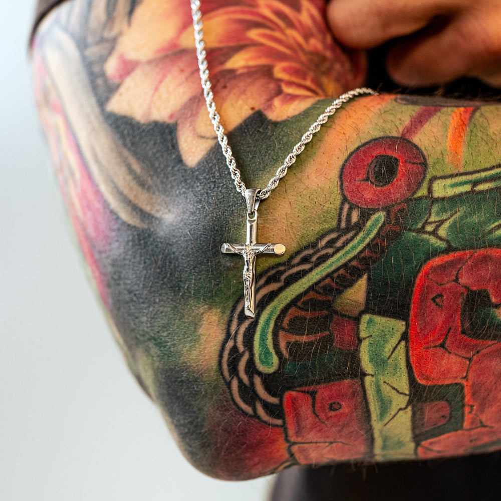 Religieuze heren kruis ketting. Een krachtig geloof sieraad, perfect als statement voor mannen.