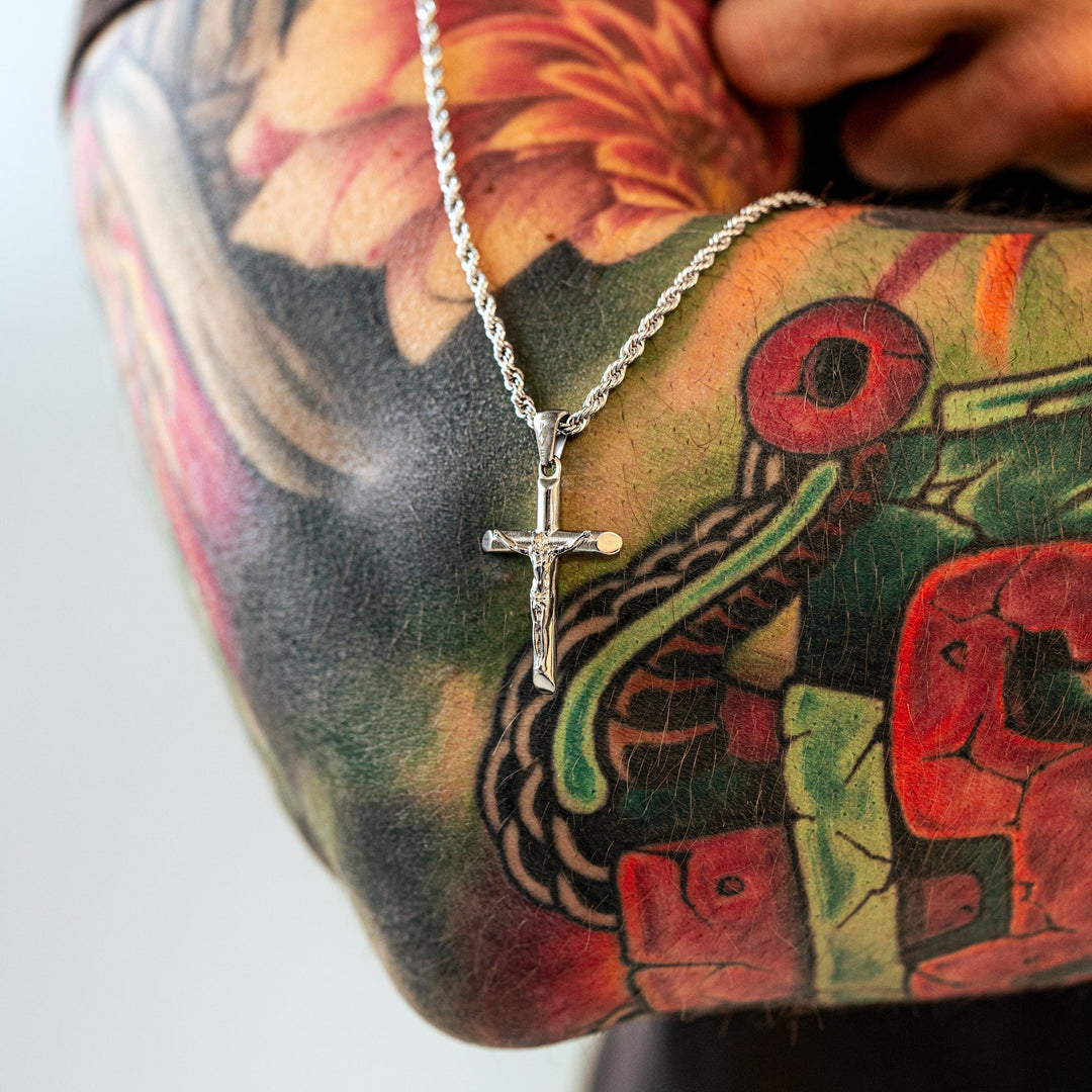Religieuze heren kruis ketting. Een krachtig geloof sieraad, perfect als statement voor mannen.