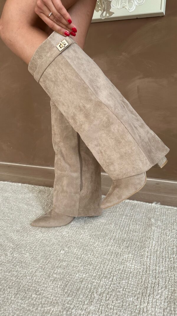 Stijlvolle beige dameslaarzen van kunstleer met decoratieve gesp, een must-have voor de winter.