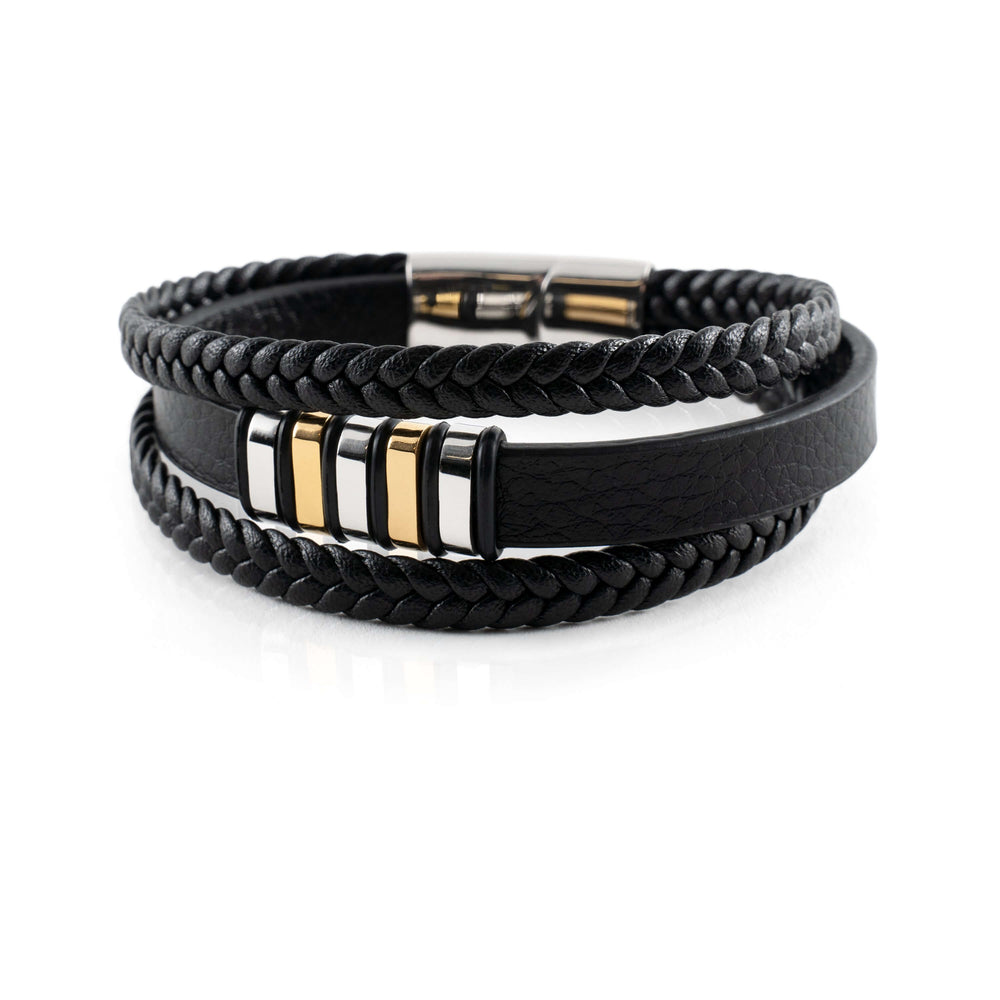 Detail van de zilverkleurige roestvrijstalen magnetische sluiting op een zwarte lederen herenarmband.