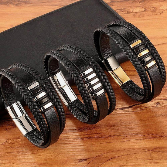 Verstelbare leren heren armband, comfortabel en handgemaakt, met veilige stalen sluiting voor pasvorm.