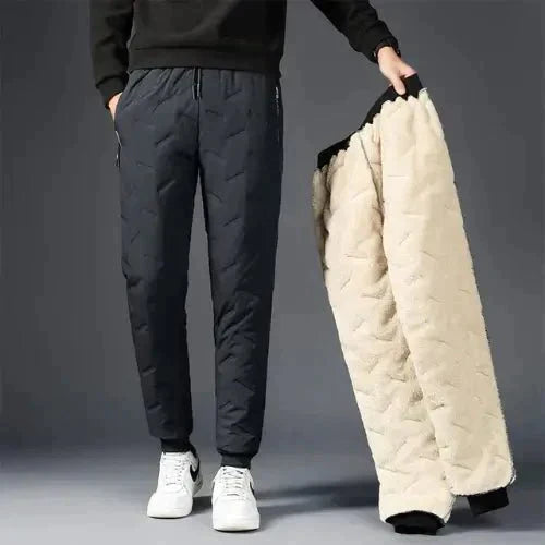 Comfortabele grijze heren thermische joggingbroek van zachte stof, perfect voor koude herfst- en winteravonden.