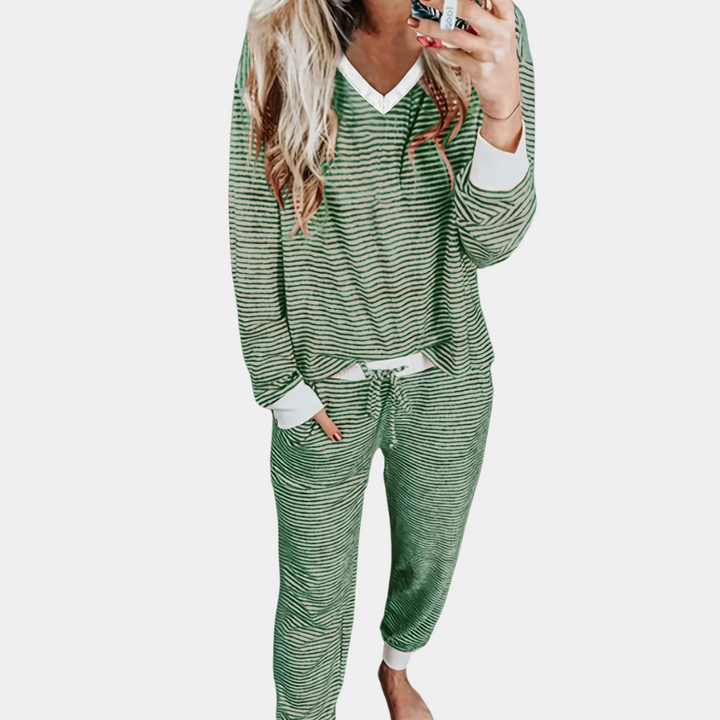 Elegante gestreepte dames pyjamaset Celeste, comfortabel en stijlvol, ideaal voor een relaxte avond thuis.