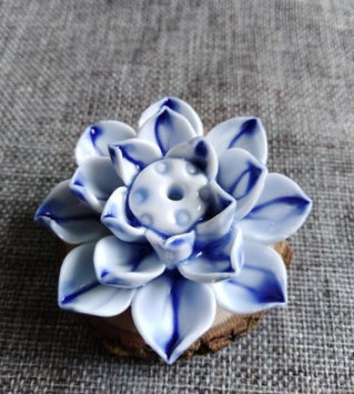 Decoratieve lotusbloem wierookbrander van keramiek, voegt serene schoonheid toe aan je huisdecoratie.