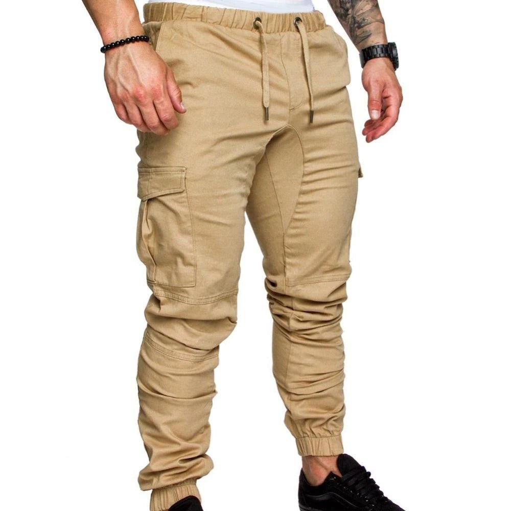 Man ontspant buiten in trendy heren cargo broek met elastiek. Ultiem comfort en casual stijl voor heren.