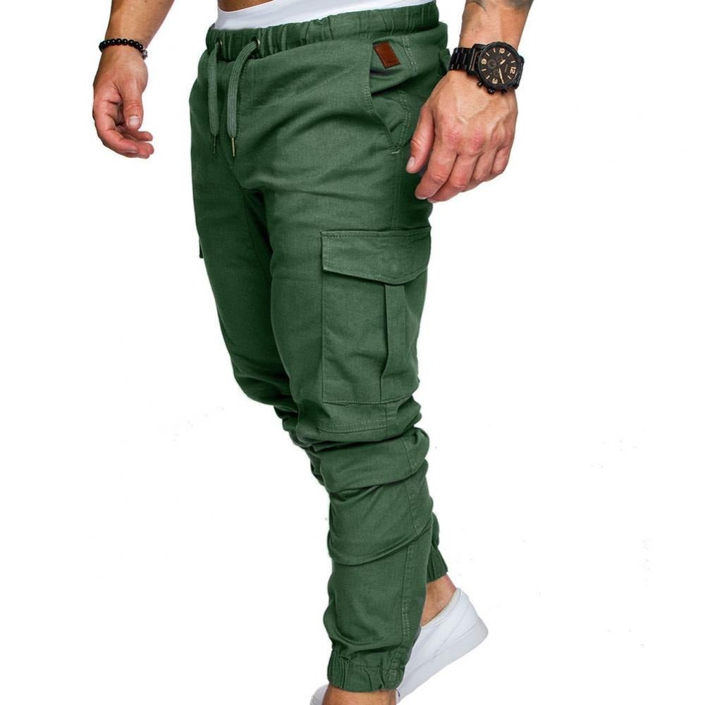Man draagt trendy heren cargo broek met elastiek. Casual en comfortabele broek, perfect voor elke dag.