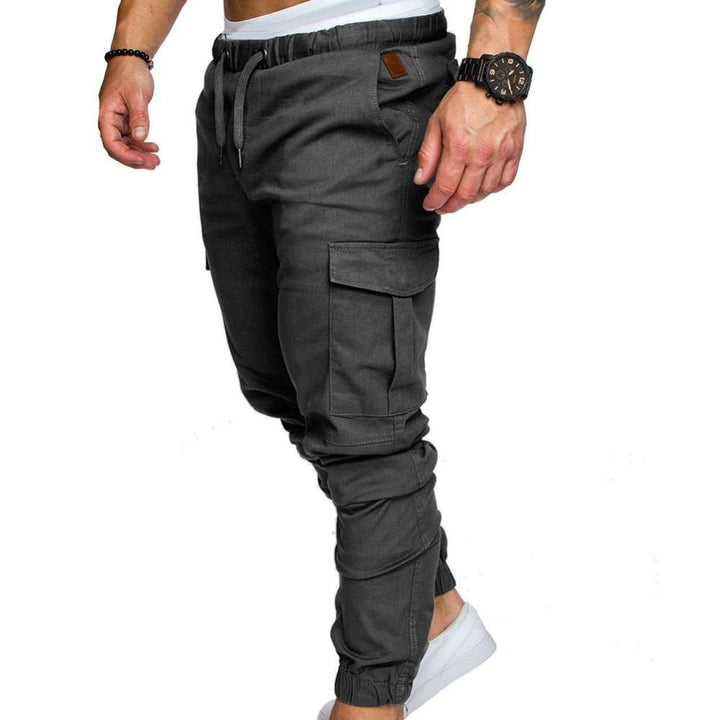 Close-up van de elastische tailleband van de heren cargo broek. Biedt comfort en een trendy pasvorm voor mannen.