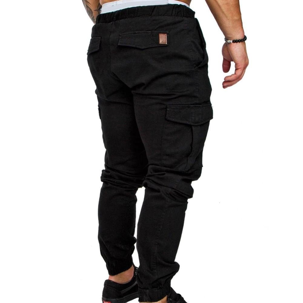 Achteraanzicht van de heren cargo broek met elastische details. Comfortabele, trendy herenbroek voor elke man.