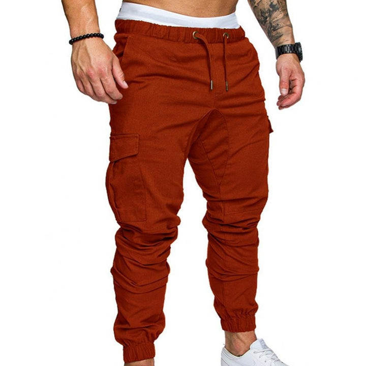 De robuuste stof van de heren cargo broek. Comfortabel en duurzaam, een essentiële herenbroek voor casual stijl.