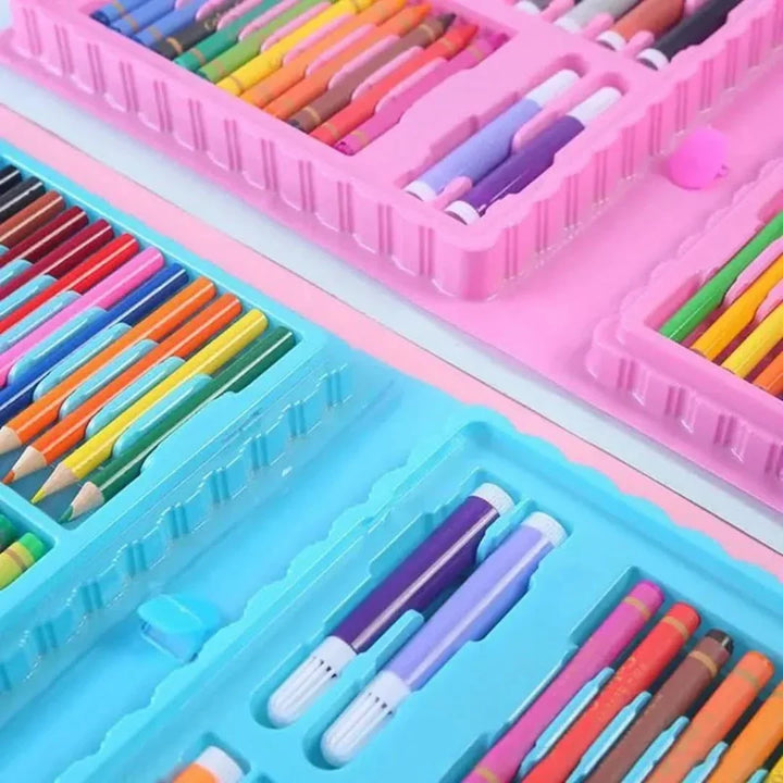 Geopende tekenkoffer vol met kunstbenodigdheden voor kinderen: potloden, verf en kwasten.