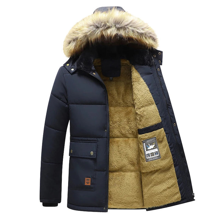 Donkerblauwe heren winterparka met warme capuchon. Stijlvolle en comfortabele bovenkleding voor koude dagen.