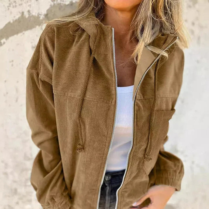 Trendy damesjas met capuchon, casual en comfortabel. Ideale lichtgewicht lente- of herfstjas voor vrouwen.