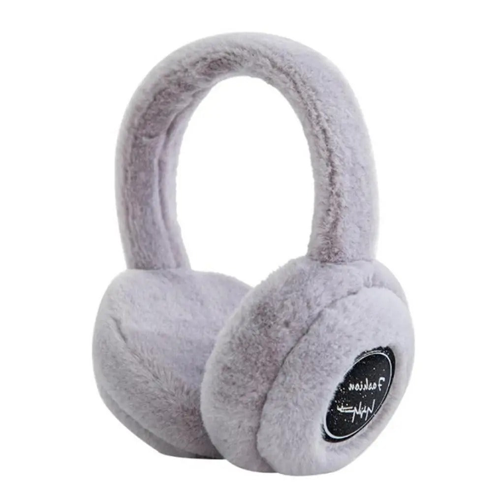 Persoon draagt CozyGrooves winter oorwarmers met Bluetooth. Warmte en audio gecombineerd voor koude dagen.