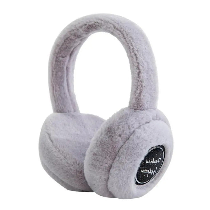Persoon draagt CozyGrooves winter oorwarmers met Bluetooth. Warmte en audio gecombineerd voor koude dagen.