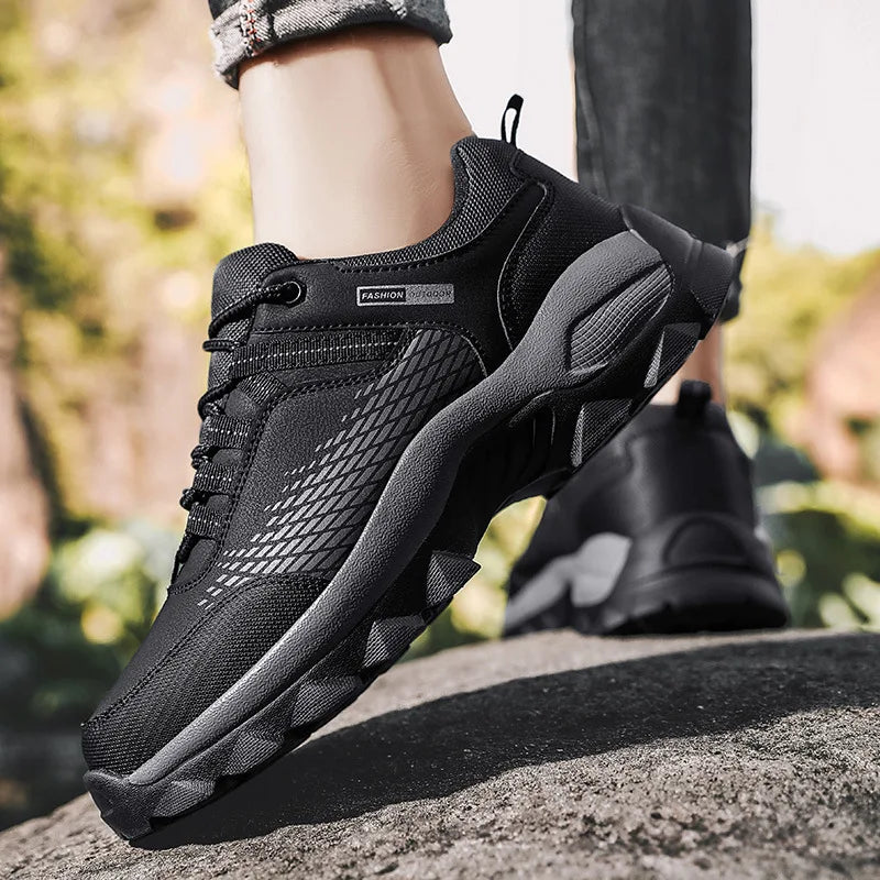 Stijlvolle bruine leren herensneakers, comfortabel en veelzijdig voor alle seizoenen en gelegenheden.