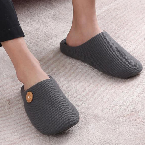 Dames comfort slippers met traagschuim en antislipzool. Biedt veilige ondersteuning en voetontspanning thuis.