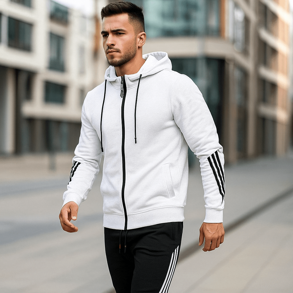 Modern getailleerd heren sportpak met capuchon en ritssluiting, ideaal voor comfortabele activewear en vrijetijdskleding.