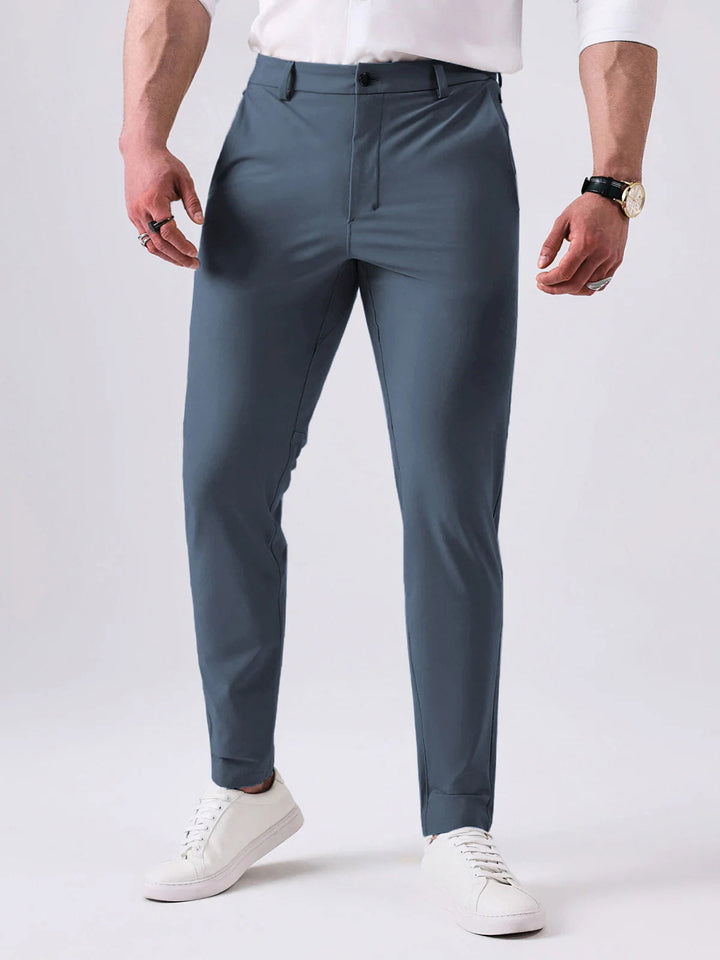 Deze comfortabele slim fit chino herenbroek is perfect voor casual en zakelijk.