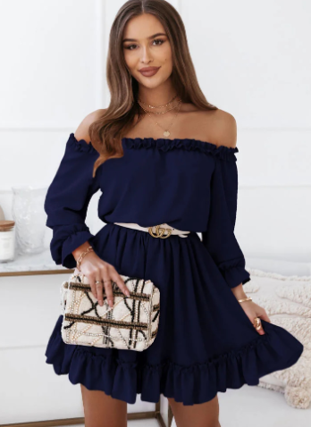 Elegante korte damesjurk met ruches, een perfecte feestjurk voor zomerse evenementen.