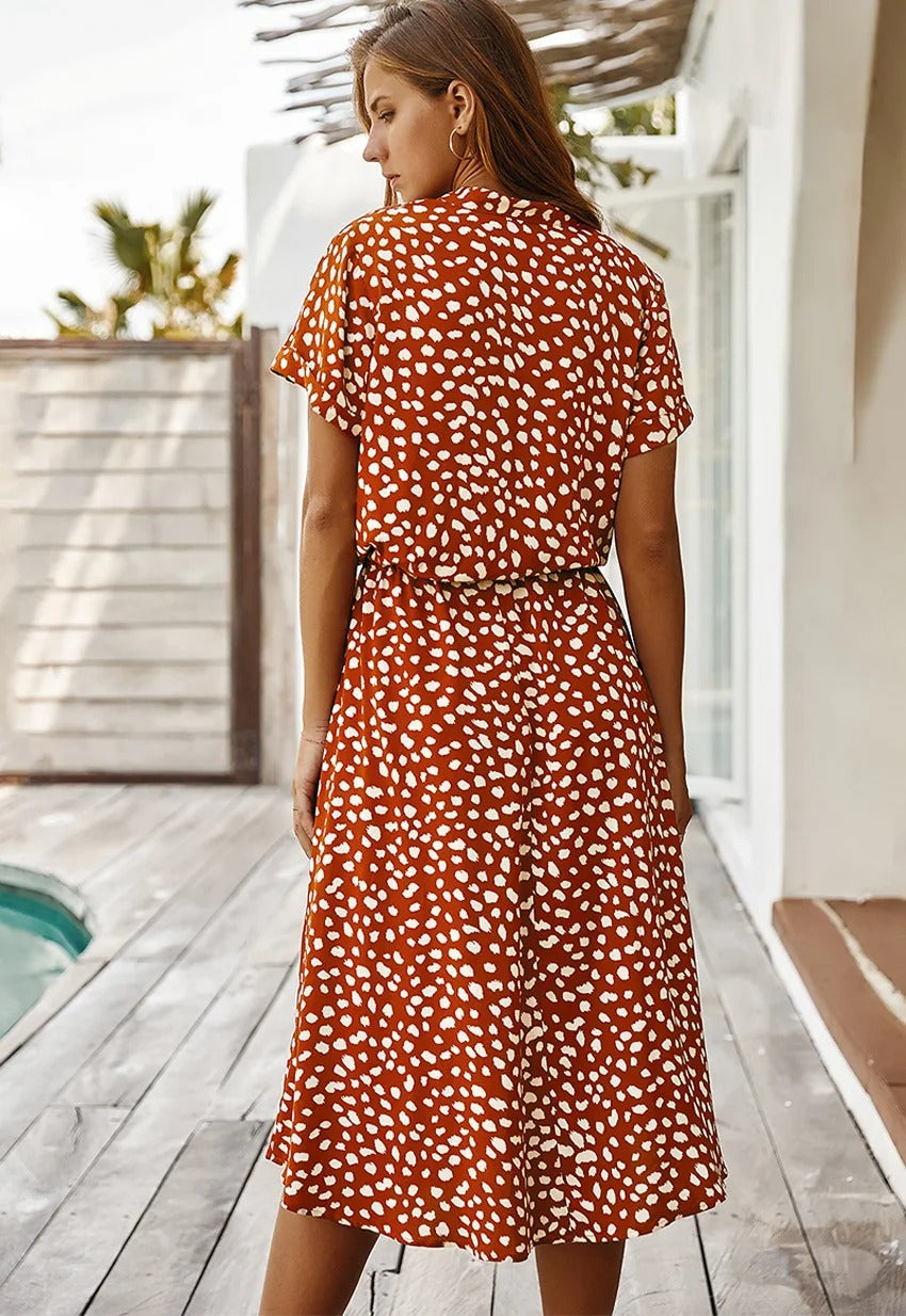 Stijlvolle zomerjurk met levendige print en korte mouwen, comfortabel voor vrouwen.