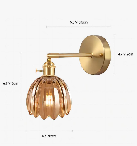Klassieke tulp wandlamp van glas en metaal, brengt een warme gloed in je kamer.