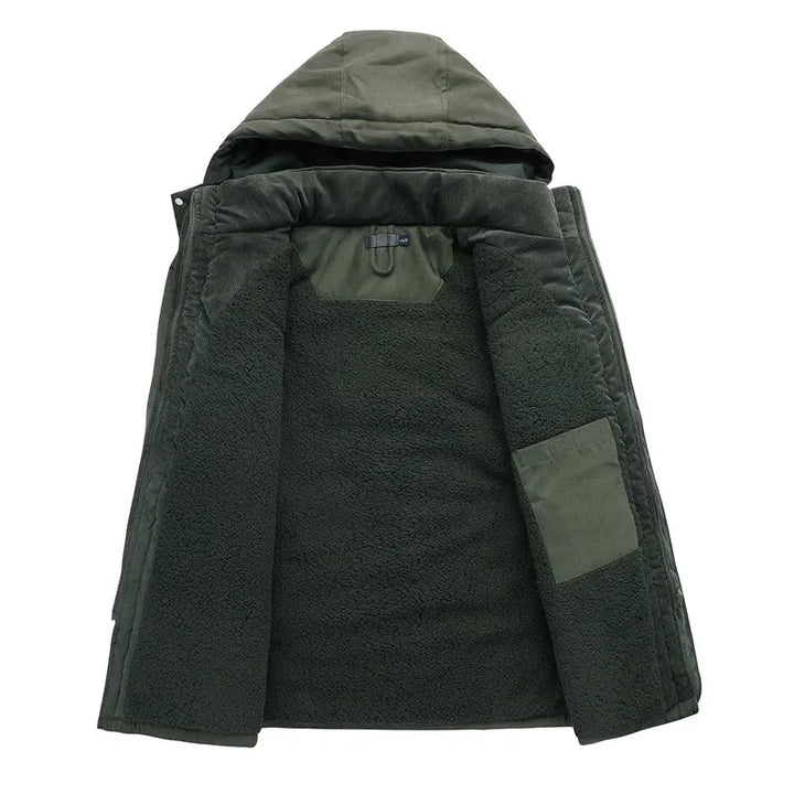 Legergroene heren parka winterjas, casual en warm. Essentiële outdoor jas voor koude dagen. Waterafstotend.