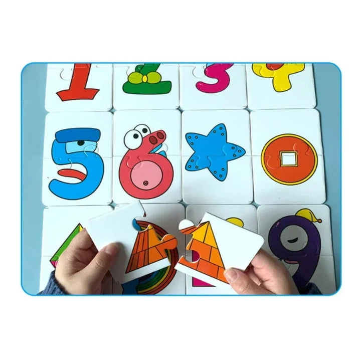 Blije kinderen aan het spelen met het memospel, bevordert sociale interactie en cognitie.