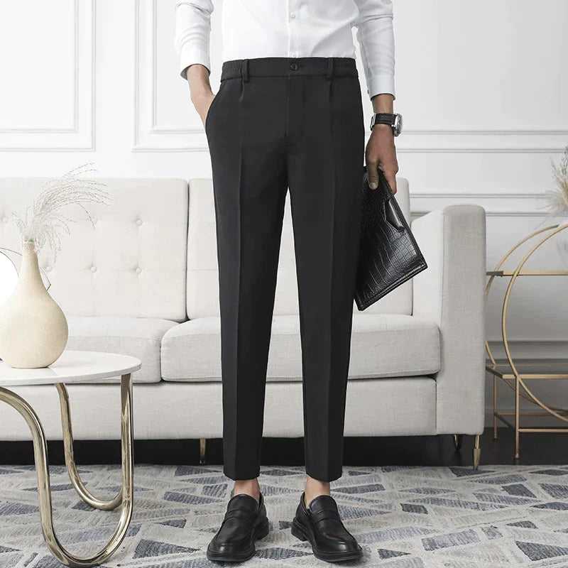 Achterkant van de heren stretch pantalon met paspelzakken, tapered pasvorm die zorgt voor een gestroomlijnd silhouet.