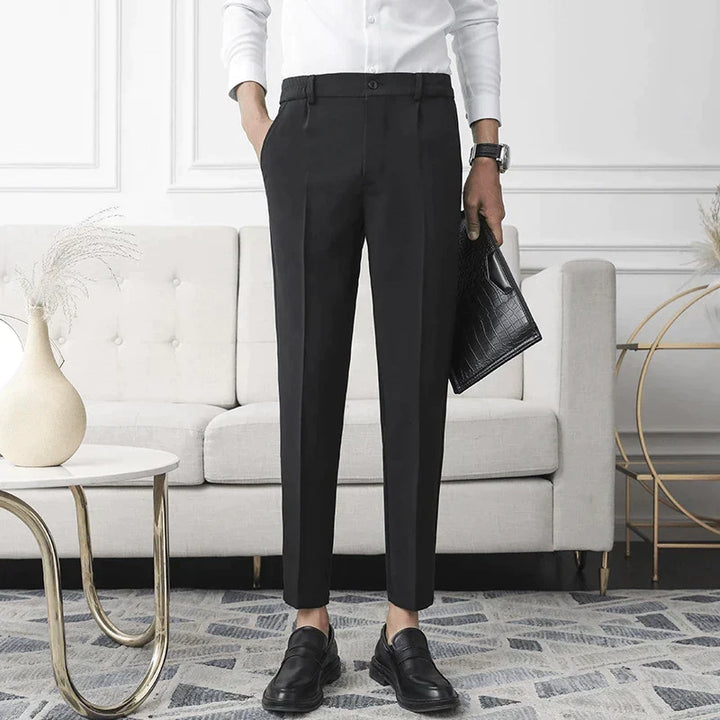 Achterkant van de heren stretch pantalon met paspelzakken, tapered pasvorm die zorgt voor een gestroomlijnd silhouet.
