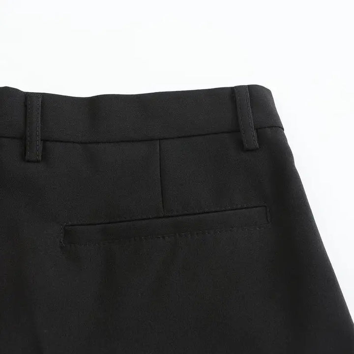 Heren stretch pantalon gestyled met casual overhemd en sneakers, toont veelzijdigheid voor een moderne, comfortabele look.