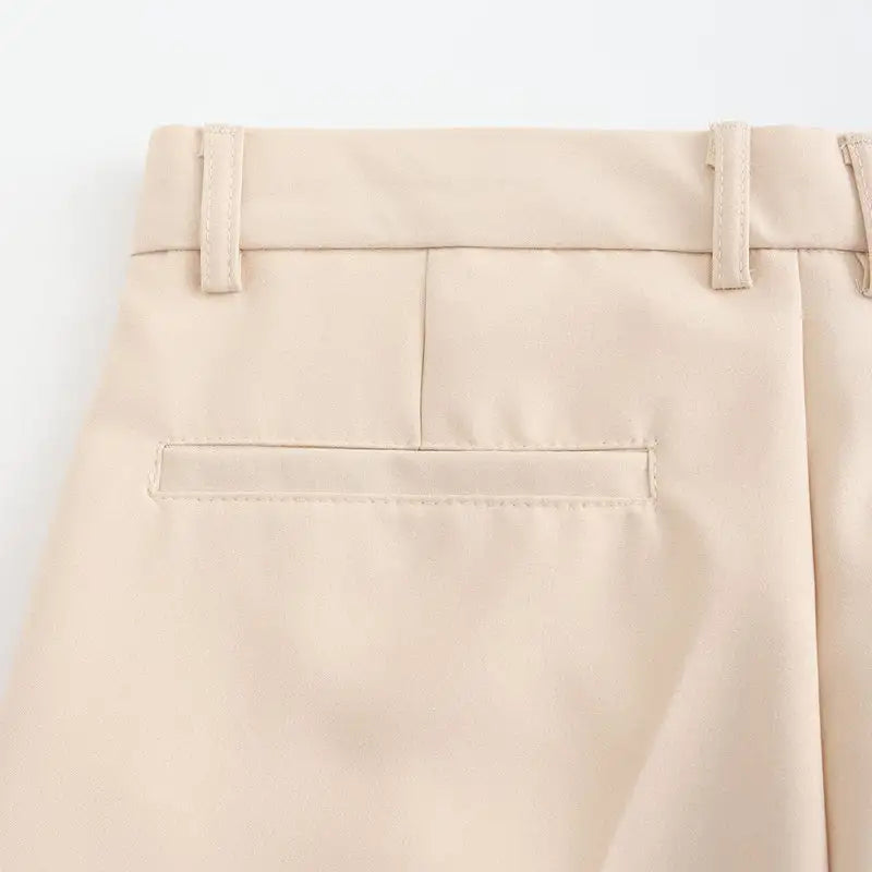 Man draagt moderne tapered heren stretch pantalon, perfect voor een strakke look, met de nadruk op comfort.