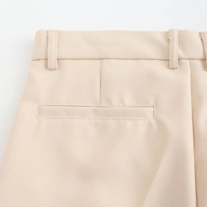 Man draagt moderne tapered heren stretch pantalon, perfect voor een strakke look, met de nadruk op comfort.