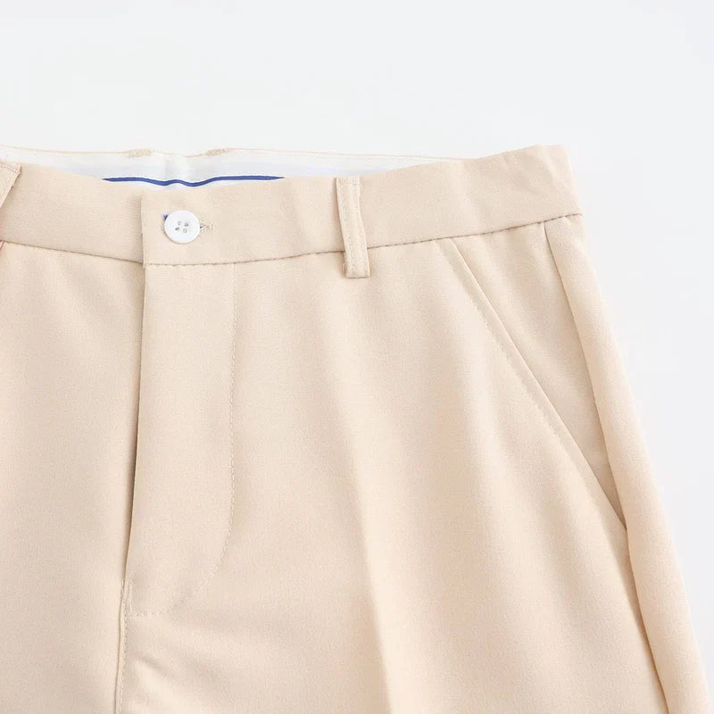 Zittende man toont de flexibiliteit van de comfortabele stretch pantalon, ideaal voor een actieve, stijlvolle dag.