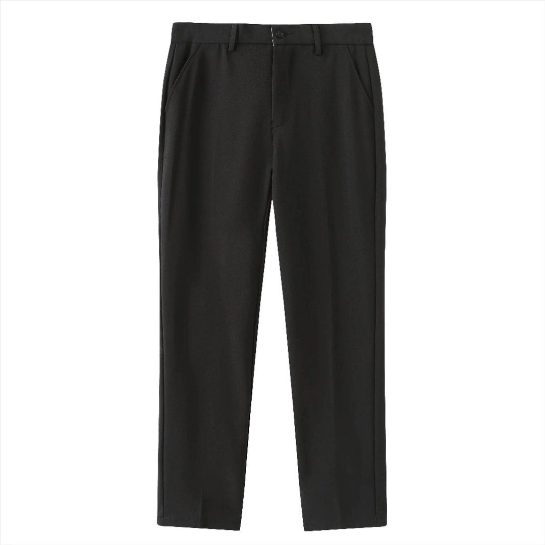 Detail van de tailleband, riemlussen en knoopsluiting van deze hoogwaardige heren stretch pantalon, comfortabel en duurzaam.