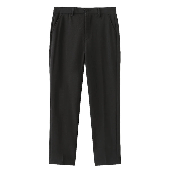 Detail van de tailleband, riemlussen en knoopsluiting van deze hoogwaardige heren stretch pantalon, comfortabel en duurzaam.