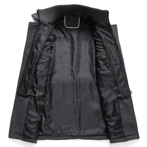 Elegante herenjas met luxe uitstraling en prominente kraag, een essentieel item voor de stijlvolle man.