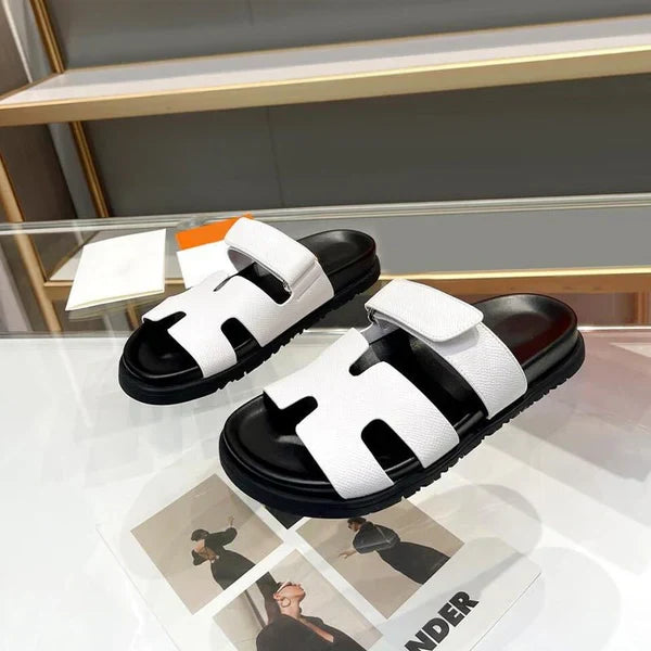Witte luxe dames sandalen, gemaakt van zacht leer. Trendy en comfortabele schoenen voor de zomer.