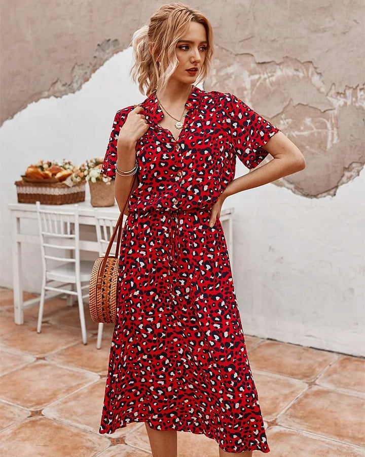 Fashionabele dames jurk, midi-lengte, met speelse print, ideaal voor warme dagen.