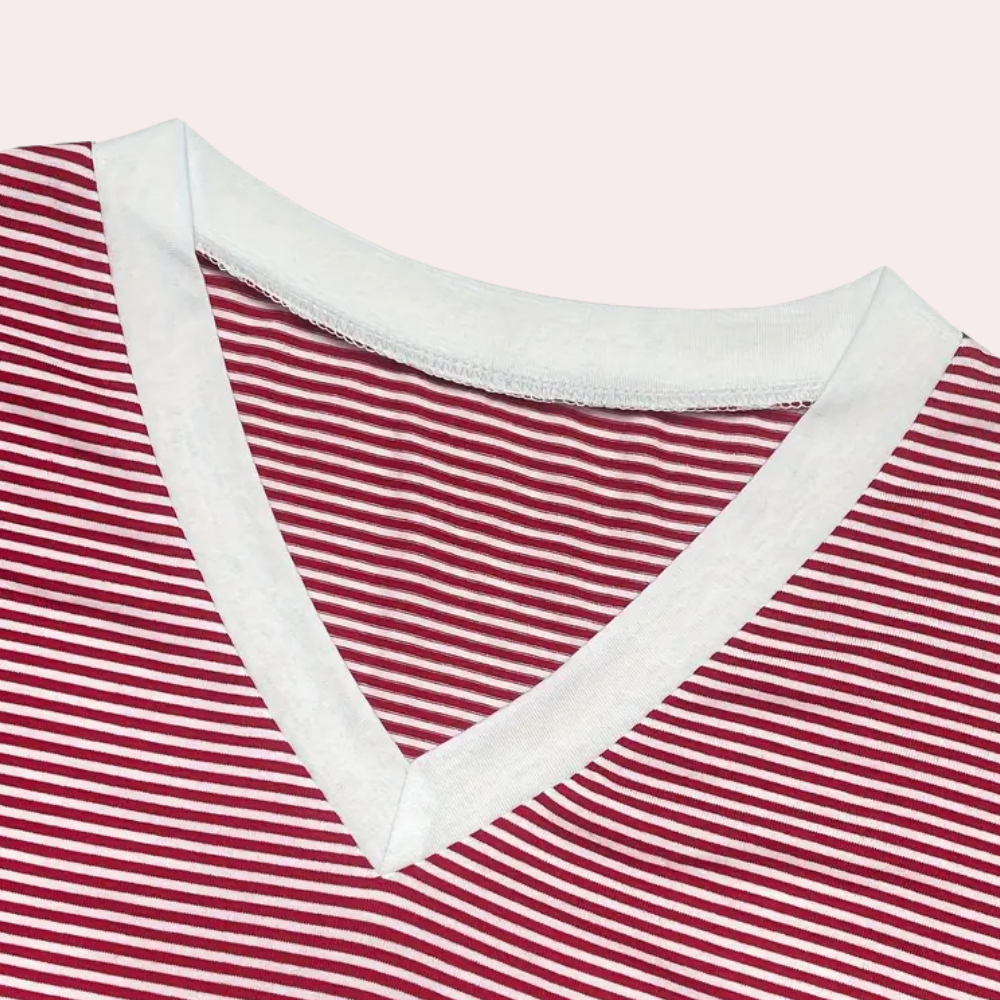Stijlvolle gestreepte dames pyjamaset, klassiek design voor comfortabele nachten en relaxte momenten thuis.