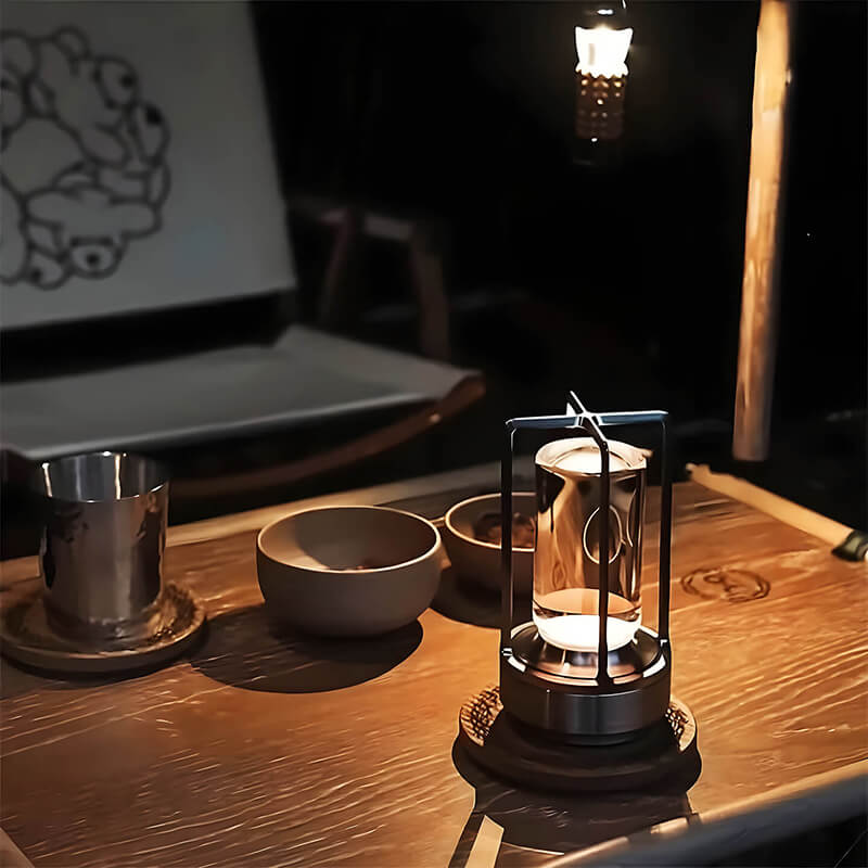 Robuuste waterdichte AuroraGlow lamp, perfect voor gezellige avonden als buitenlamp op tafel.