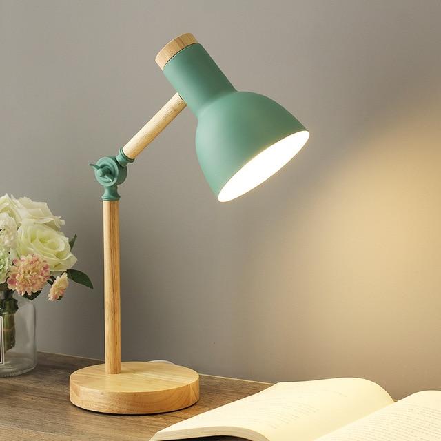 Scandinavische houten tafellamp, elegant en modern design, perfecte verlichting.