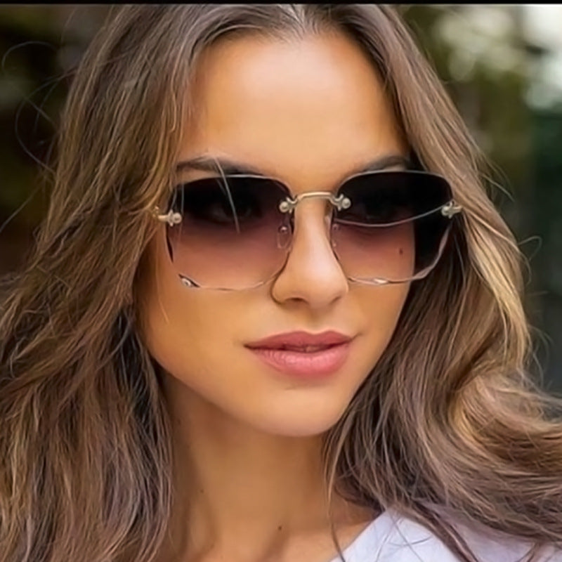 Dames randloze trendy zonnebril met UV400-bescherming. Perfect mode accessoire voor de zomer.